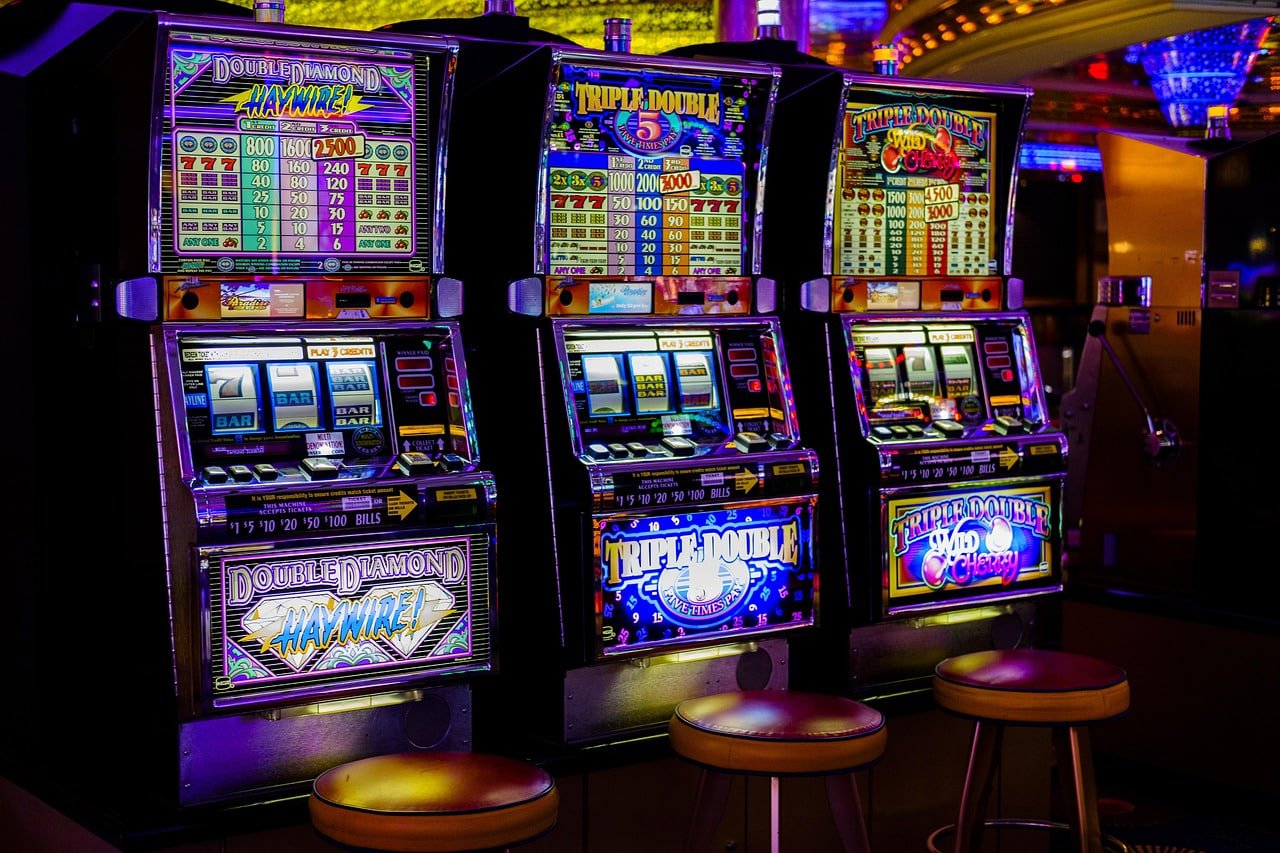 Luck777 Myanmar Live Casino Blackjack Dragon Tiger ဂိမ်းများ ကစားနေသောမြင်ကွင်း